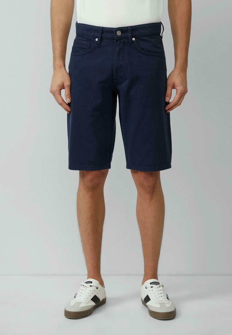 Granatowe szorty z bawełny o regularnym kroju, z szlufkami na pasek, przednimi kieszeniami i zapięciem na guzik.