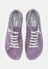 Pantofi din suede violet cu partea superioară texturată, șireturi gri, vârf rotund și talpă din cauciuc flexibil. Interiorul dispune de tehnologia Ortholite.