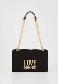 Svart rektangulär handväska med guldkedja som axelrem och texten "LOVE MOSCHINO" i guld på framsidan.