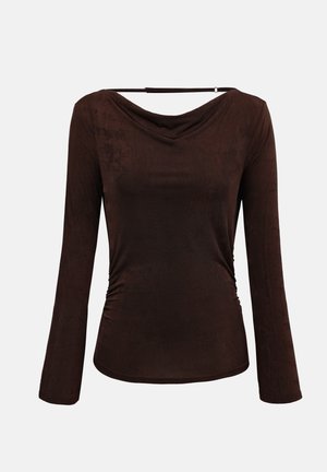 Haut à manches longues marron foncé avec côtés froncés, encolure drapée et détail de fines bretelles traversant le col arrière.