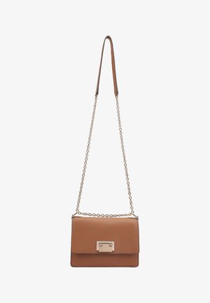 Bruine leren schoudertas met gestructureerde afwerking en goudkleurige kettingriem, rechthoekige metalen gesp op de voorflap.