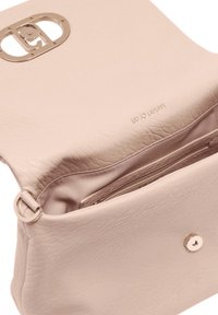 Borsa a mano in pelle rosa chiaro con esterno testurizzato, chiusura a patta superiore e dettagli in metallo color oro. L'interno presenta una tasca con cerniera.