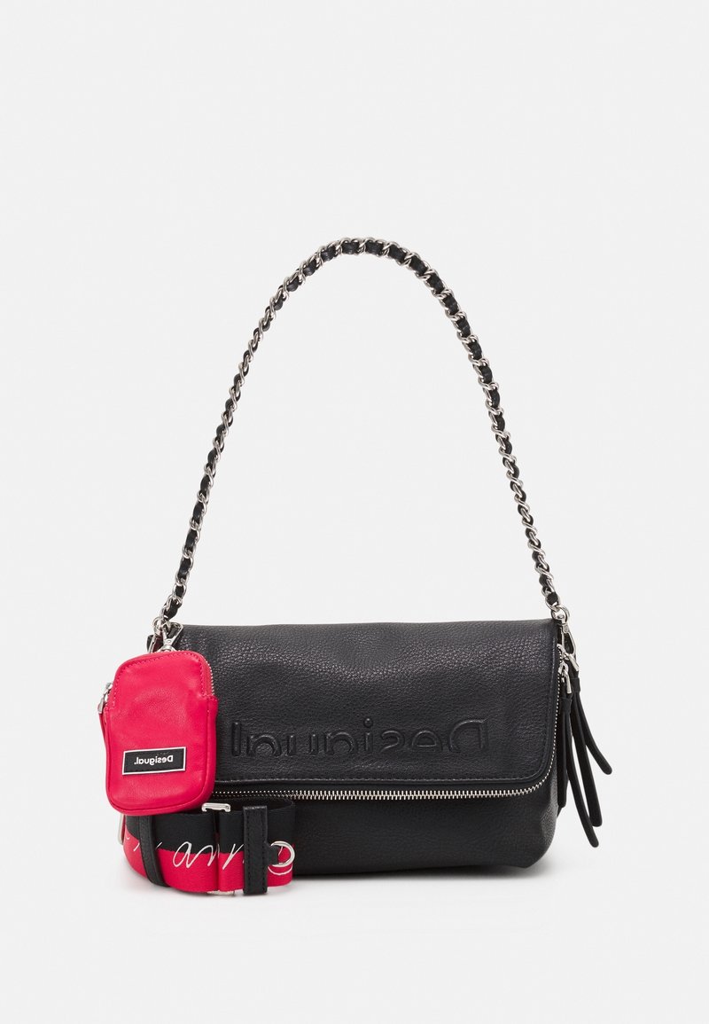 Sac d'épaule noir texturé avec une bandoulière chaîne, logo embossé, pochette rouge attachée et sangle en tissu rouge réglable avec texte blanc.