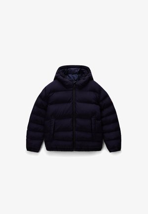 Marineblaue Steppjacke mit Kapuze, ausgestattet mit einem durchgehenden Reißverschluss, zwei Seitentaschen und genähten horizontalen Paneelen für Isolierung.