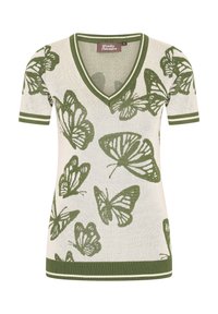 Camisa de punto con escote en V, mangas cortas y un patrón de mariposas verdes en todo su diseño sobre un fondo crema con acentos a rayas verdes.