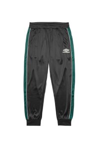 Svarta sportbyxor med gröna sidostrikar, elastisk midja och ribbade ärmslut. Har "Umbro"-logotypen i vitt framtill.