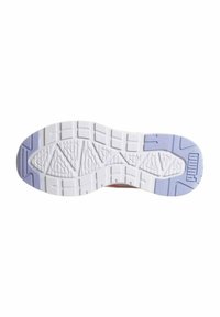 Suola delle scarpe Puma con una base bianca e dettagli in lavanda. Presenta un motivo di battistrada testurizzato per aderenza e durata.