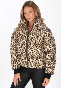 Puffetjakke med leopardprint og høj krave, med sort lynlås og manchetter. Materialet har en blød tekstur og en voluminøs form.