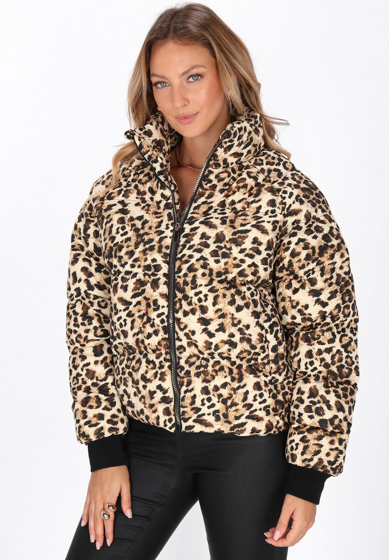 Puffetjakke med leopardprint og høj krave, med sort lynlås og manchetter. Materialet har en blød tekstur og en voluminøs form.