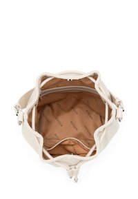 Sac seau en cuir crème avec une surface texturée, sécurisé par des accessoires en argent. L'intérieur est doté d'une doublure en tissu marron avec un motif de logo répété.