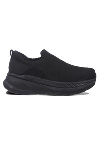Schwarze Slip-On-Sneaker aus atmungsaktivem Strickmaterial, mit einer strukturierten Oberfläche, gepolsterter Laufsohle und einer stabilen Fersenschlaufe für einfaches Anziehen.