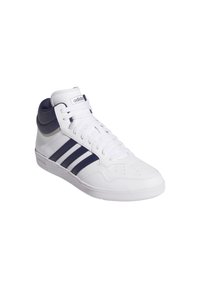 Weißer High-Top-Sneaker mit marineblauen Akzenten, versehen mit drei dunklen Streifen, einem glatten Lederobermaterial und einer strukturierten Gummisohle.