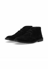 Bottines en suède noir avec un bout rond, un système de laçage et une surface texturée. Semelle en caoutchouc durable avec des accents de couture.