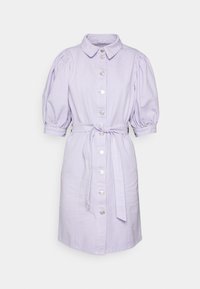 Vestido de camisa de denim lilás claro com gola, mangas curtas bufantes, fecho de botão e cinto atado na cintura.