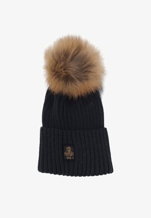 Berretto lavorato a maglia di colore blu scuro con texture a coste e un pompon in pelliccia marrone. Presenta una piccola etichetta con il logo sul risvolto.