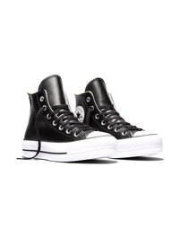 Para czarnych wysokich trampek Converse z białymi gumowymi podeszwami i czarnymi sznurowadłami na białym tle.