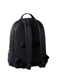 Zwarte rugzak met een gestructureerd mesh-materiaal, een afgeronde vorm, verstelbare riemen en Calvin Klein-merknaam aan de zijkant.