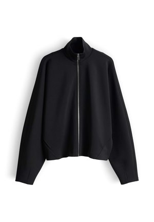 Zwarte jas met rits, hoge kraag, brede mouwen en een cropped ontwerp. Gemaakt van gladde stof met subtiele naaddetails.