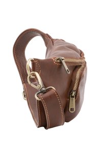 Borsa in pelle marrone con due chiusure a zip dorate e una tracolla regolabile con fibbia in metallo.