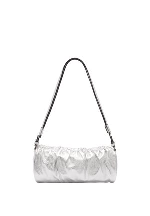 Metaliczna srebrna torebka na ramię z marszczonej skóry z cienkim czarnym regulowanym paskiem i cylindrycznym kształtem na białym tle.