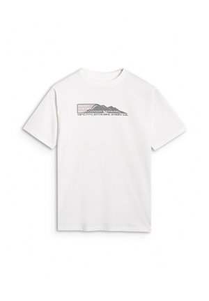 Biała koszulka z krótkim rękawem z szarą grafiką gór i tekstem zawierającym współrzędne oraz "Outdoor Apparel" na piersi.