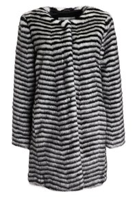 Cappotto in pelliccia sintetica a righe bianche e nere con scollatura rotonda, apertura frontale e maniche lunghe, caratterizzato da una superficie morbida e strutturata.
