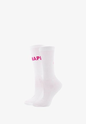 Ein Paar weiße Crew-Socken mit gerippten Bündchen und teilweise sichtbarem pinkem Text an der Seite, vor einem weißen Hintergrund präsentiert.