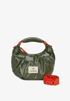 Borsa verde oliva lucida realizzata in materiale testurizzato con manico imbottito. Include una tracolla arancione removibile e una targhetta con logo.