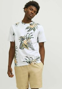 Jack & Jones PREMIUM ALL OVER RUNDHALS - T-shirt med print - white