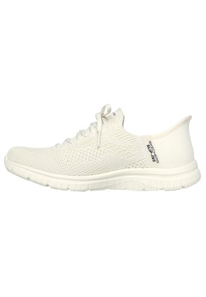 Zapatilla atlética blanca de punto con diseño bajo, cierre de cordones, parte superior texturizada y suela de goma flexible. Incluye una marca en el talón.