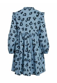 Vaaleansininen mekko, jossa on musta leopardikuvio, röyhelöiset hihat, pitkät hihat, kerrottu vyötärö ja liehuva hame.