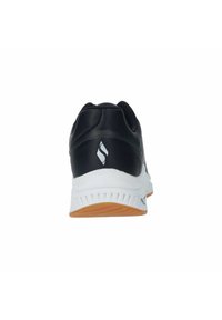 Zapatilla deportiva negra con una media suela blanca y una suela exterior naranja. Cuenta con una parte superior de cuero liso y un acento de logo en el talón.