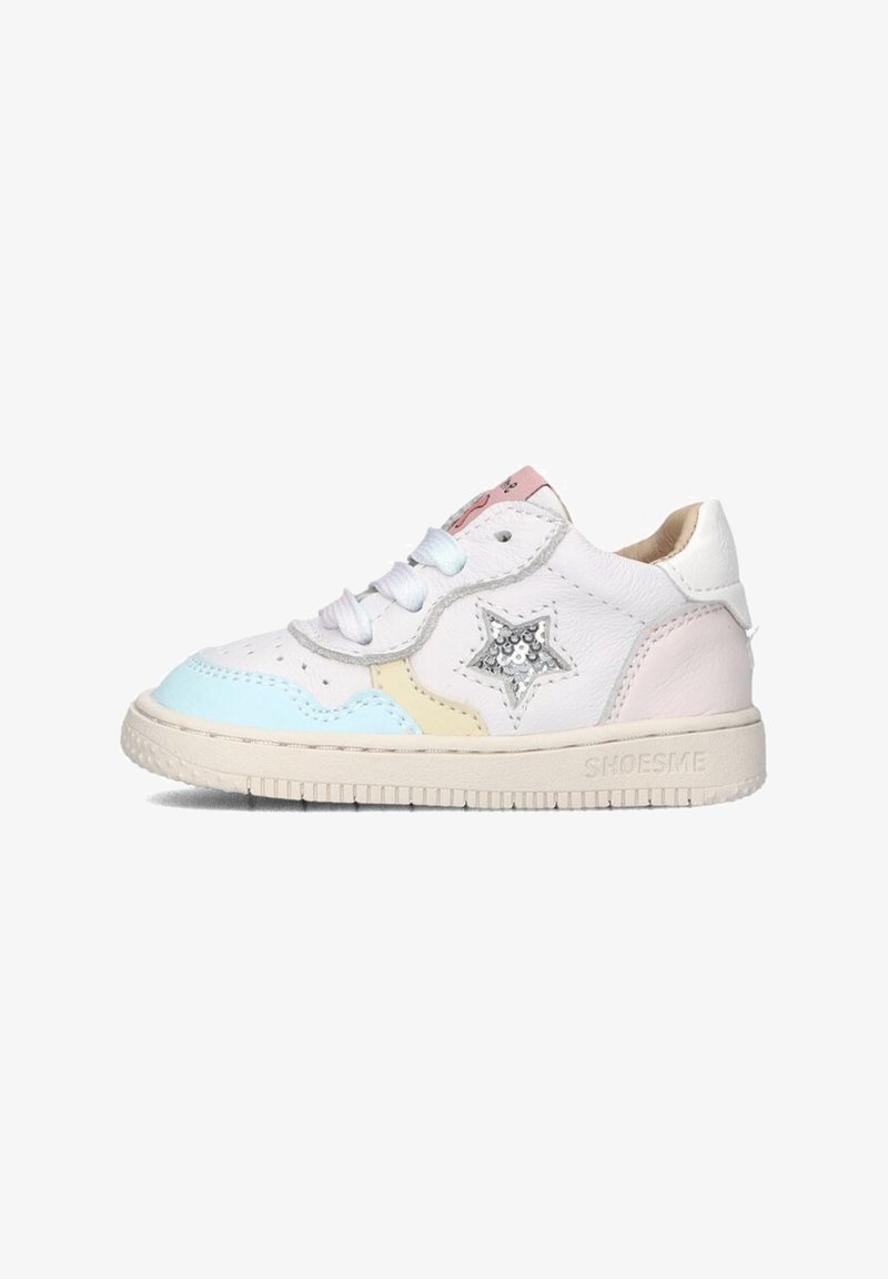 Witte leren sneaker met pasteltinten blauw, roze en geel, sterdetail en platte veters. Geprofileerde zool en zichtbare "SHOESME" branding.