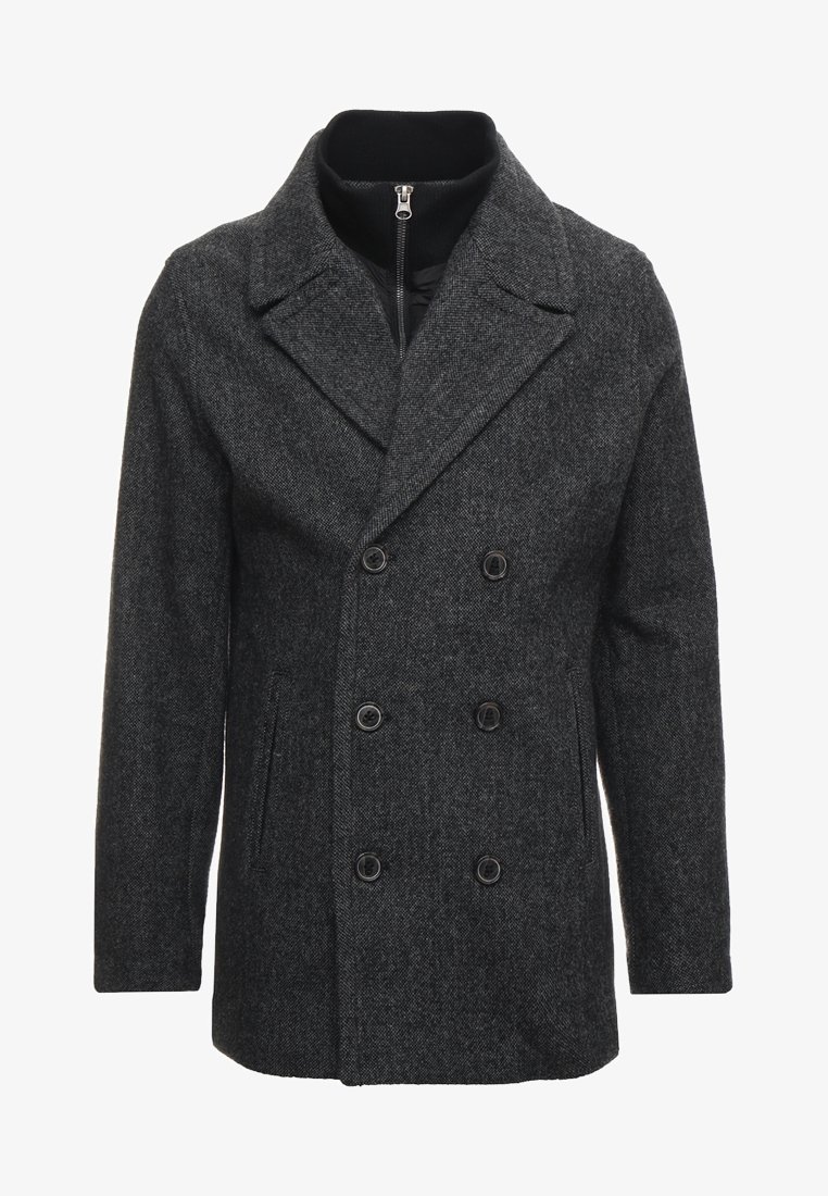 Abrigo de lana de color gris oscuro, de doble botonadura, con solapas anchas, seis botones negros, bolsillos laterales y una capa interior negra con cremallera visible en el cuello.