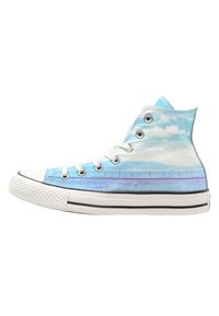 Vysoké tenisky s bílými tkaničkami a podrážkou, s potiskem modré oblohy a krajiny, na kterém jsou mraky a most.