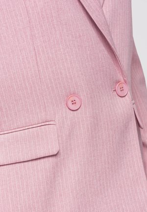 Blazer rose à fines rayures avec deux boutons roses et un détail de poche à rabat à l'avant.