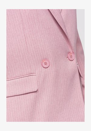 Blazer rose à fines rayures avec deux boutons roses et un détail de poche à rabat à l'avant.