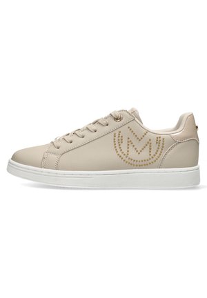 Zapatillas sintéticas beige con una textura suave, que presentan tachuelas decorativas doradas formando un logo, suela de goma blanca y diseño de punta redonda.