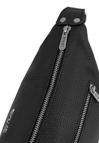 Borsa in pelle nera con superficie texturizzata, dotata di una cerniera argentata e un'etichetta di branding. Il design include un risvolto con bottoni metallici.