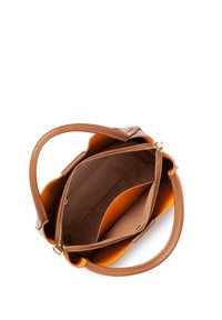 Sac en cuir marron avec fermeture éclair, intérieur en tissu orange, deux compartiments et une finition texturée. Deux poignées sur le dessus.