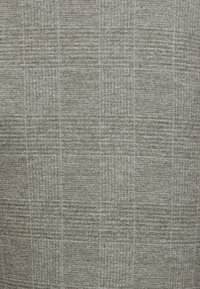 Tela gris con un patrón tejido y texturizado que presenta un sutil diseño de cuadros. Tiene un acabado suave y parece duradera.