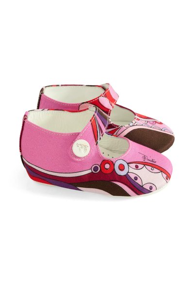Scarpe Mary Jane in tessuto rosa con un motivo astratto multicolore, dotate di punta arrotondata, cinturino regolabile e un piccolo bottone con logo.