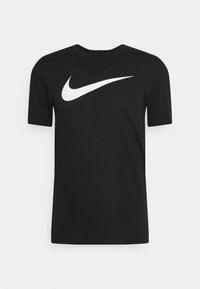 Černé tričko vyrobené z bavlny s kulatým výstřihem a krátkými rukávy, které na přední straně zdobí velké bílé logo Nike swoosh.