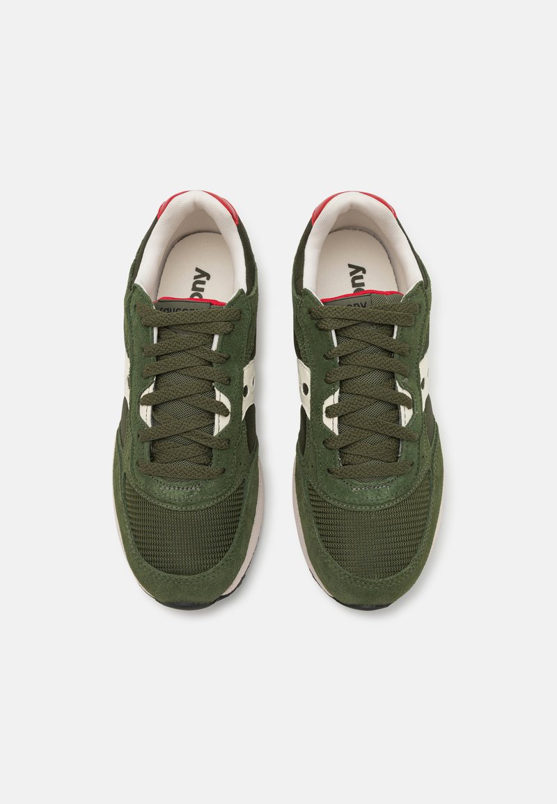 Sneakers in suede verde e mesh con dettagli bianchi, lacci scuri e collare bordato di rosso. Superficie testurizzata e design con punta rotonda.