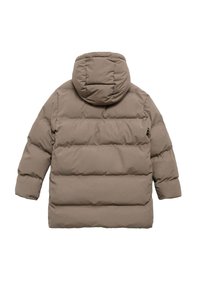 Palton de iarnă bej cu umplutură și glugă, având un design matlasat, mâneci lungi și textură moale. Vederea din spate arată modele de cusătură.