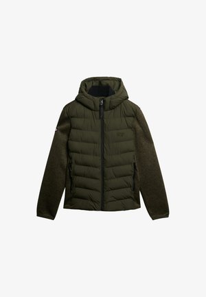 Veste rembourrée avec capuche de couleur vert foncé. Présente des manches texturées, une fermeture à glissière sur le devant et des poches latérales. Matériau doux avec un design élégant.