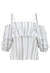 Top bianco scollato sulle spalle con maniche a strati a ruffles e sottili bretelle. Presenta righe verticali nere e un tessuto testurizzato.