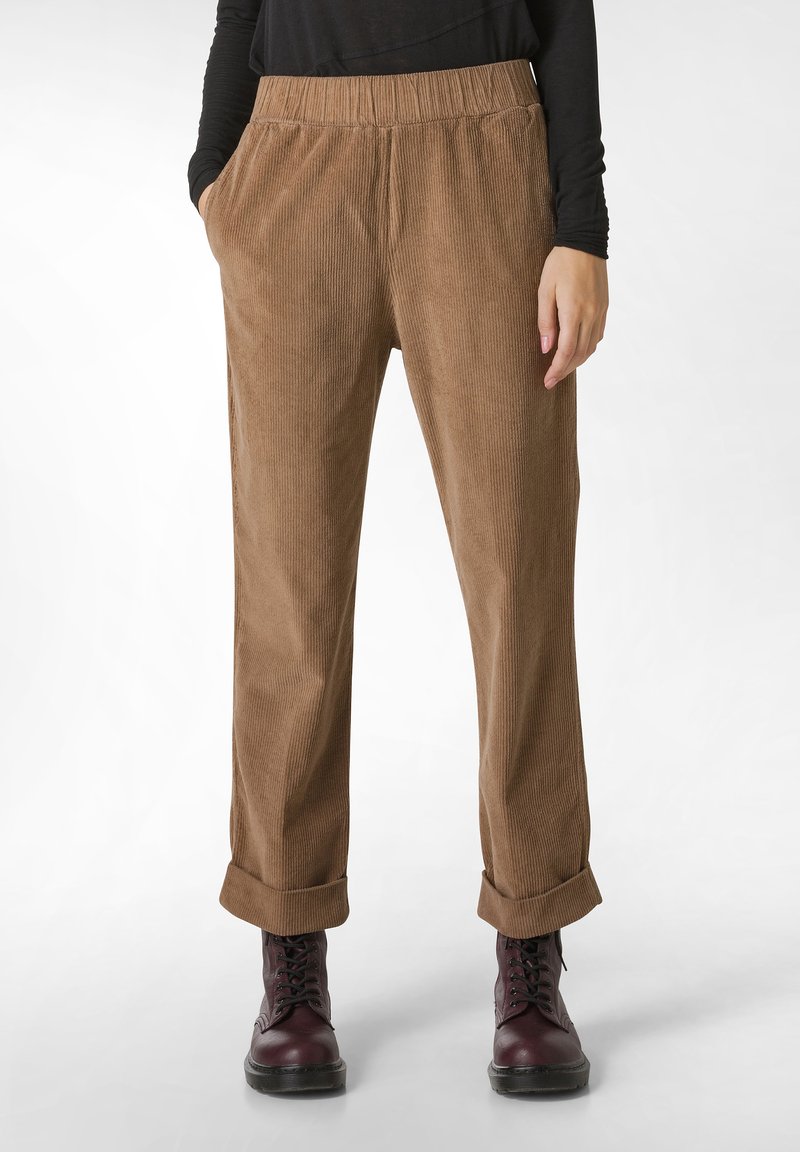 Bruna kordfloretbyxor med lös passform, elastisk midja, sidofickor och uppvikta cuffs, tillsammans med burgundy snörkängor.