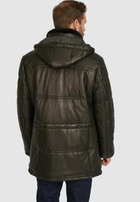 Gepolsterte schwarze Lederjacke mit Kapuze, die ein gestepptes Design und einen weichen Kragen aufweist. Die Rückansicht zeigt horizontale Nähte und eine lockere Passform.
