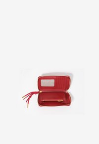 Cartera de cuero rojo con cremallera dorada, compartimentos interiores para tarjetas, una ventana transparente para identificación y tres borlas decorativas. Textura suave en todo su diseño.